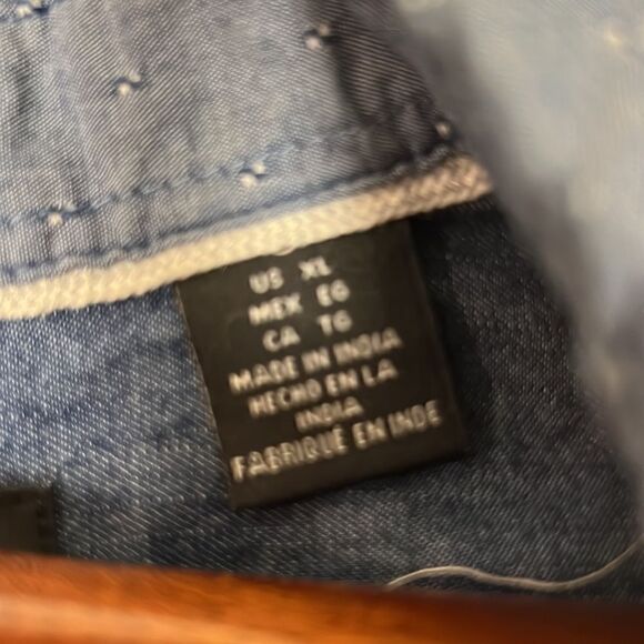 DKNY mens chambray short sleeve short. Size L - Picture 8 of 8